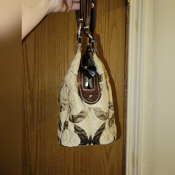 Like new vintage coach quilted singnature special edition hand bag see pics